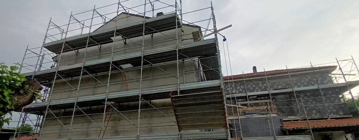 Angolo dell'edificio con il ponteggio montato su due prospetti.