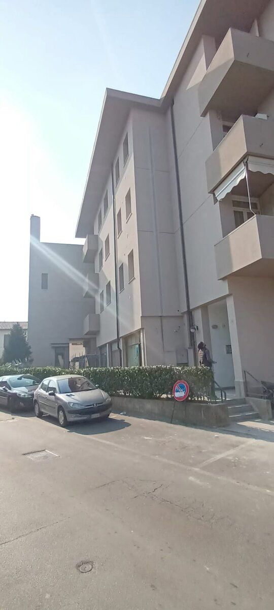 Prospetto di palazzina con intonaco nuovo e balconi ripristinati.