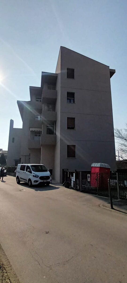 Edificio residenziale visto dalla strada dopo il rifacimento della facciata.