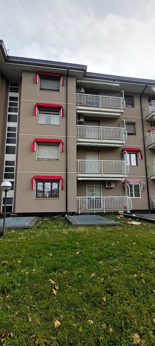 Angolo della palazzina a lavori conclusi, con balconi e contorni delle aperture rifiniti.