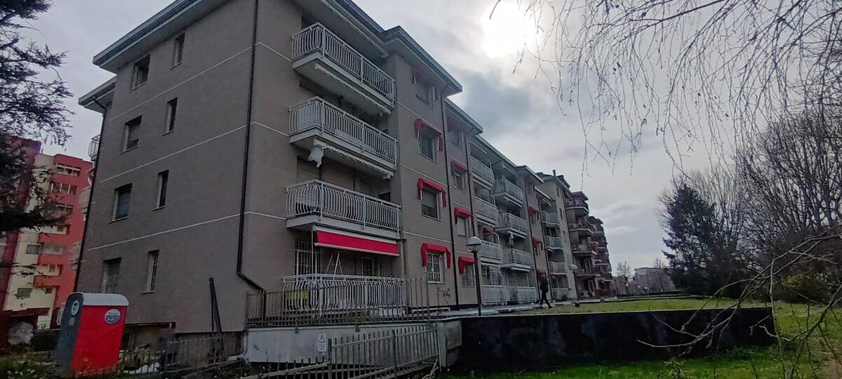 Condominio a lavori conclusi, facciata uniforme e contorni delle finestre color mattone.