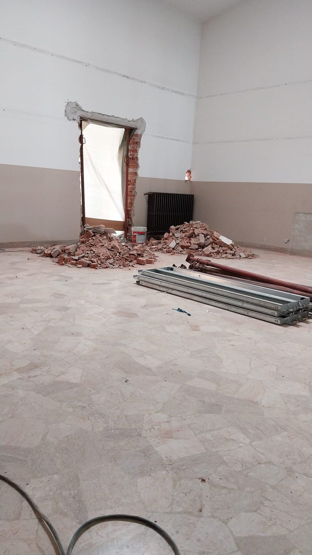 Macerie di laterizio accumulate a terra durante le demolizioni.