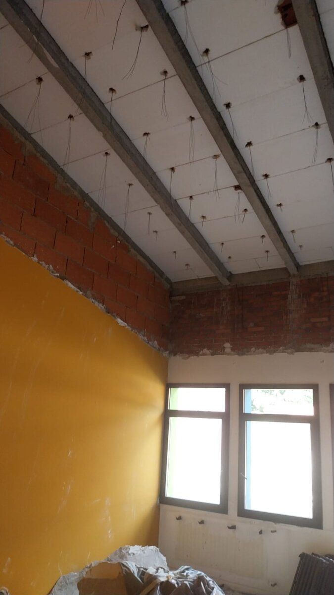 Ambiente della scuola a lavorazioni avanzate, con la nuova struttura di controsoffitto in vista.