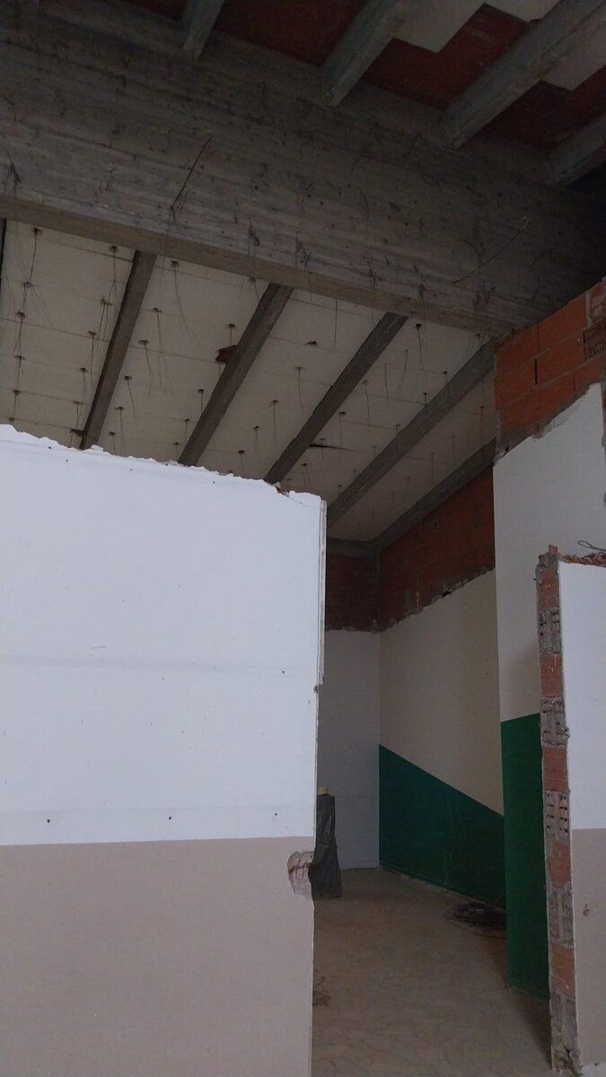 Struttura del controsoffitto in corso di chiusura sotto la copertura.