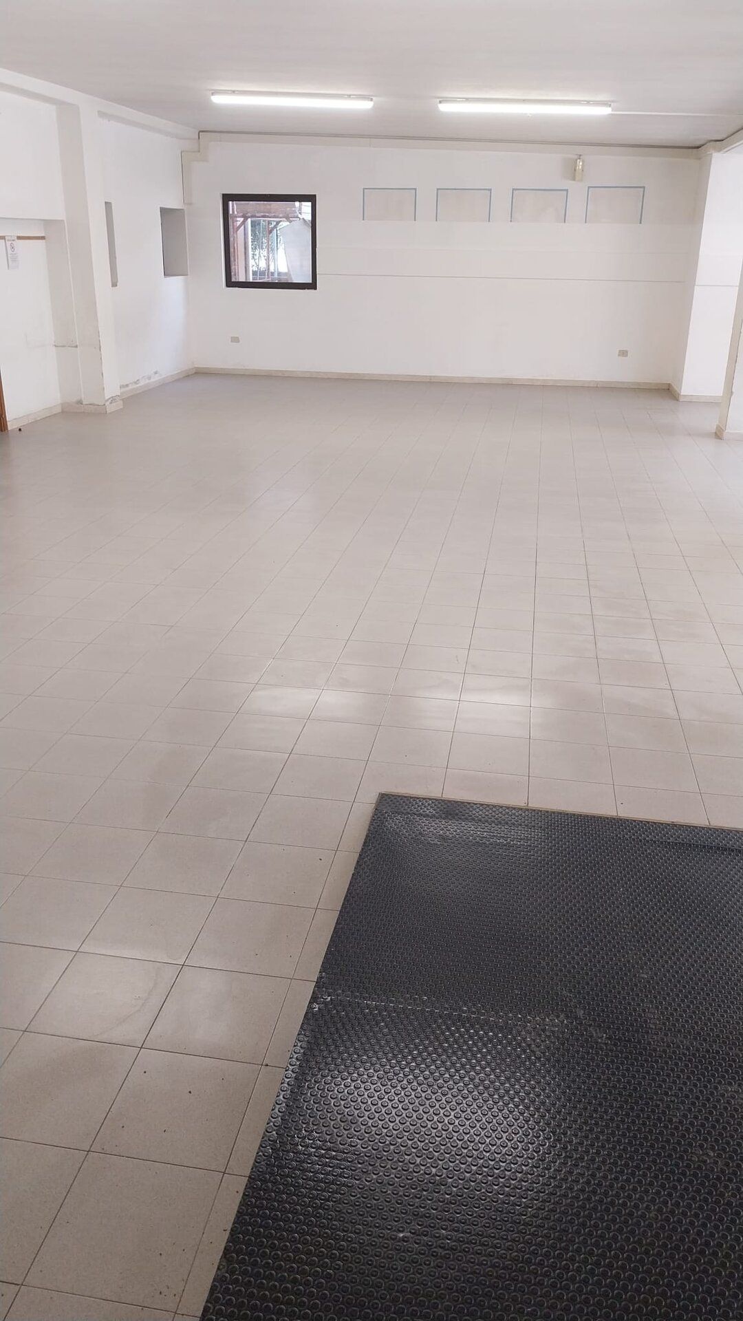 Pavimento in gres porcellanato posato e ambiente pulito a fine lavori.